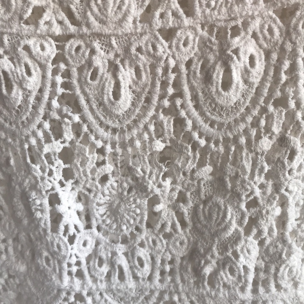 Skies Are Blue crocheted white crop top - Picture 3 of 7